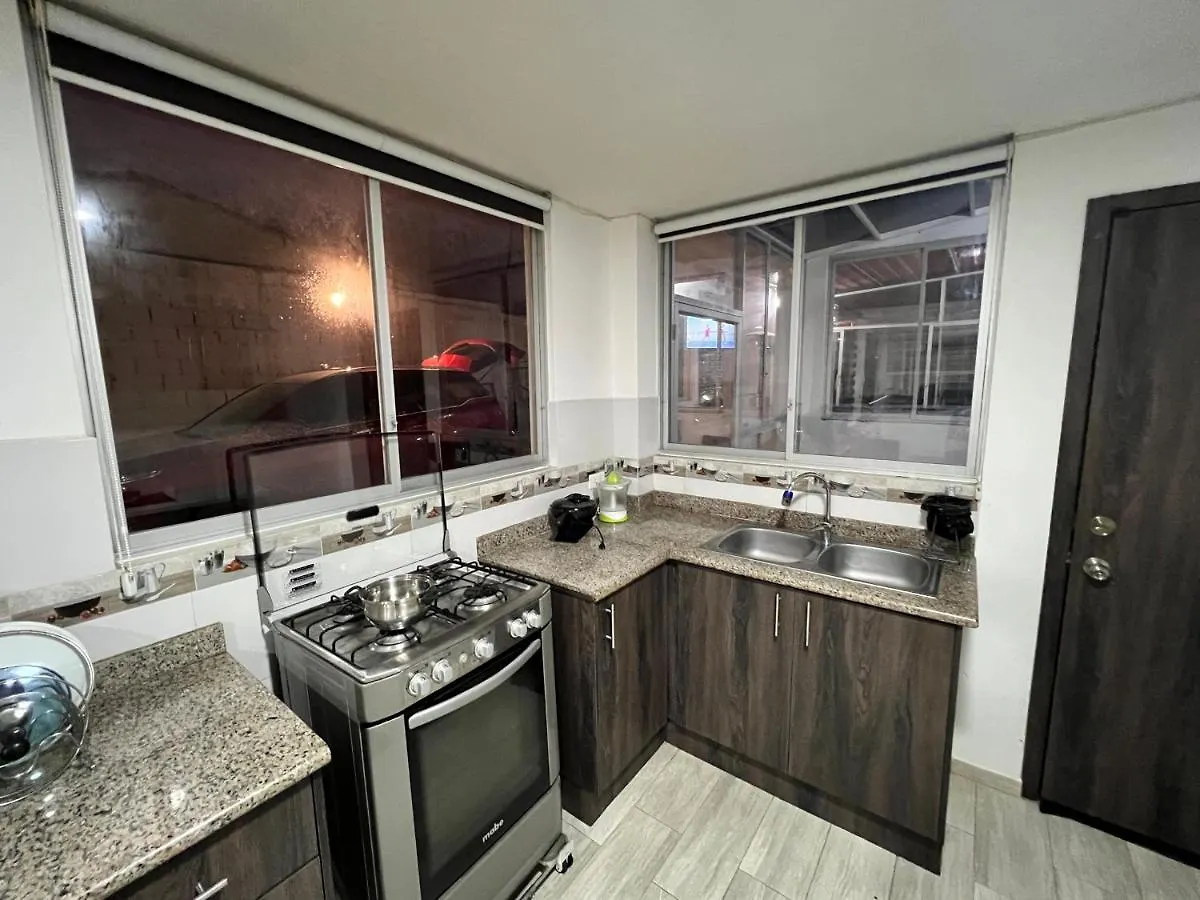 Casa Independiente Con Piscina, Bar Y Sala De Juegos Quito